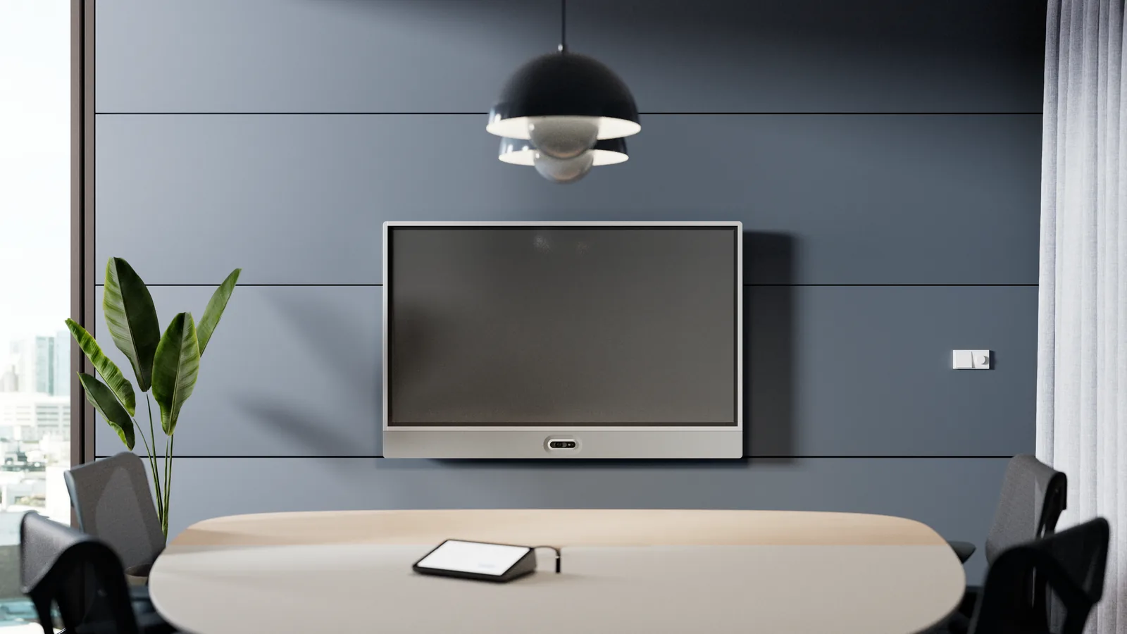 Logitech Rally Board 65 zamontowany na ścianie w sali konferencyjnej